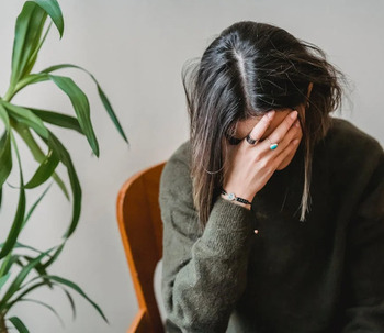Mal di testa dovuto all’ansia: Scopri le cause e 6 rimedi per alleviare i sintomi