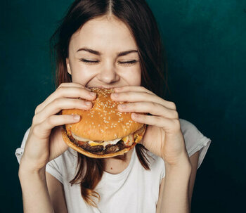 Dipendenza da cibo: perché mangiamo quando ci sentiamo male emotivamente?