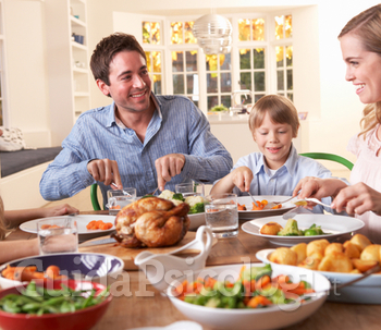 Gli adolescenti che mangiano in famiglia sono psicologicamente più sani