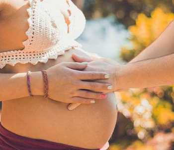 Accompagnare la gravidanza e la neogenitorialità con le terapie espressive