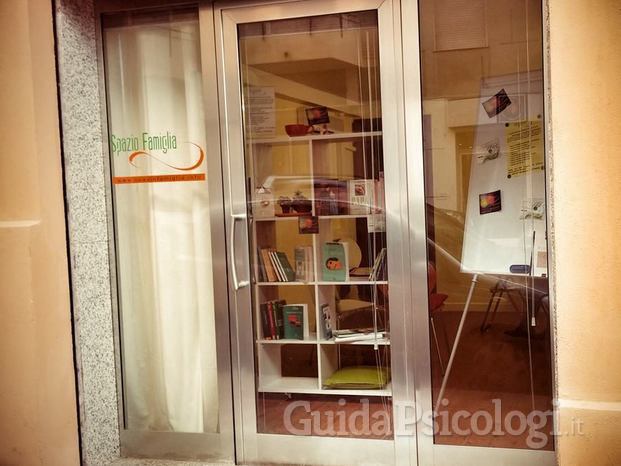 ingresso dello studio Spazio Famiglia Cagliari in via Tommaseo,5