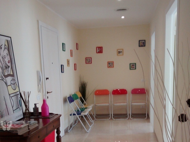 La sala d'aspetto dello studio in Via del Bollo 4 (MM rossa Cordusio/gialla Duomo/verde Cadorna)
