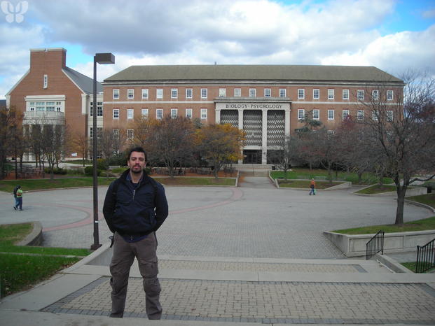 Davanti al Dipartimento di Psicologia nel Maryland nel 2010.JPG